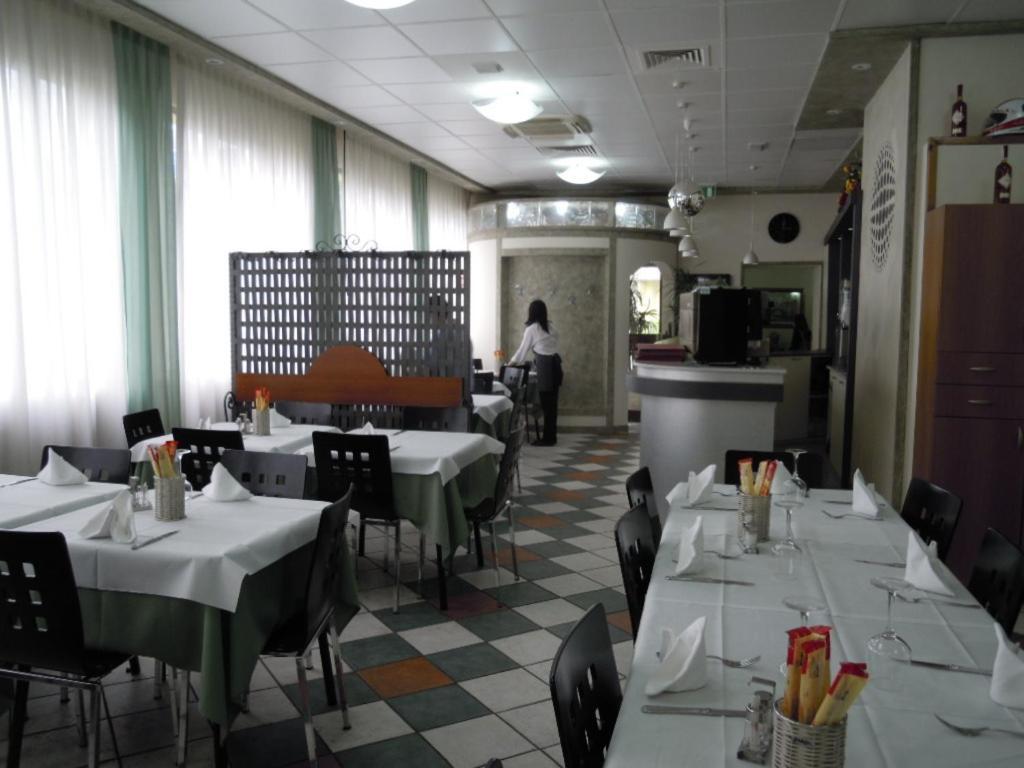 Hotel La Rosta Reggio Emilia Exteriör bild
